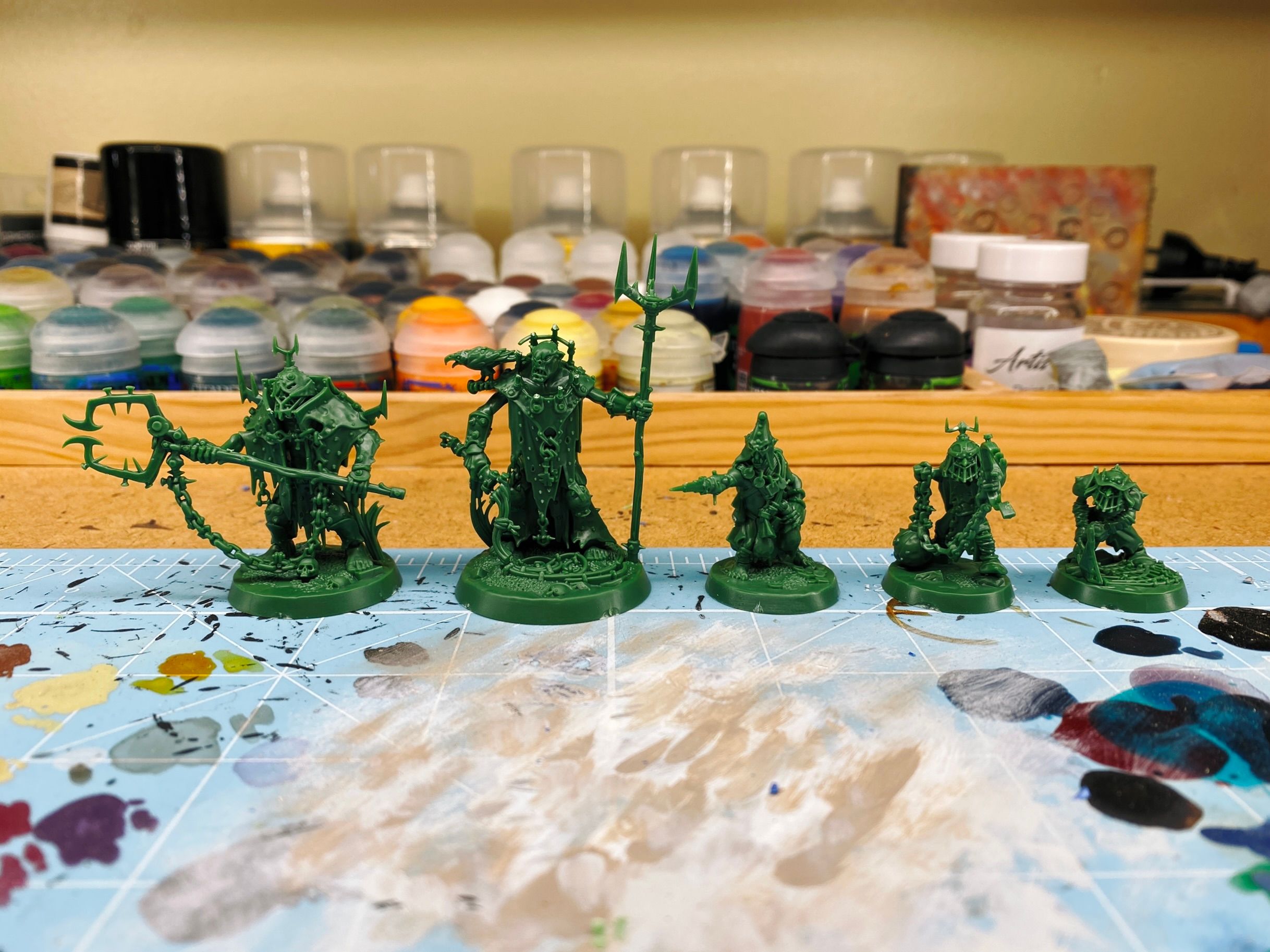 A photo of the Warhammer Underworlds warband "Da Kunnin' Krew". Two tall and slender but fairly heavily-armoured orks, one with a trident and whip and the other with a big snappy-claw thing on a pole. There's also three goblins, two heavily armoured and one wearing a leather helmet.